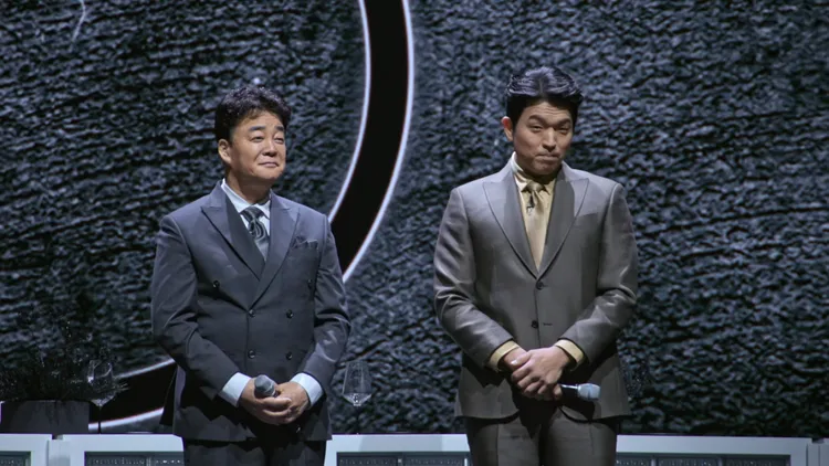 白種元（左）、安成宰續任第2季的評審。翻攝Netflix
