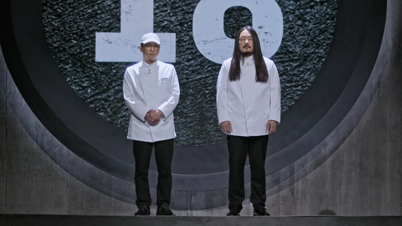 第1季的白汤匙崔康禄（左）、金度润以「隐藏白汤匙」身分，先与黑汤匙竞争。翻摄Netflix