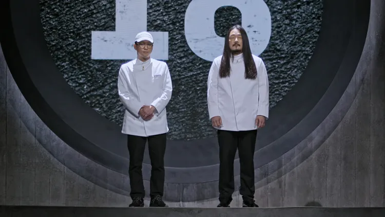 第1季的白湯匙崔康祿（左）、金度潤以「隱藏白湯匙」身分，先與黑湯匙競爭。翻攝Netflix