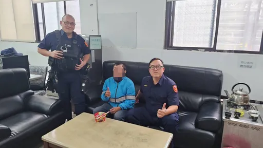 机车油料耗尽！骑士呆立路中　大溪警方主动关怀助协寻男子回家