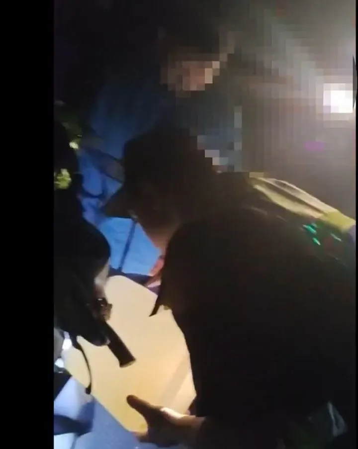 警员帮林男的机车加油。大溪警分局提供