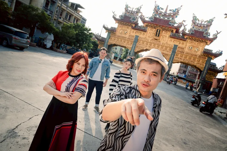 《港墘仔》豪華卡司管罄(右後)、倪安東(左後)、錦雯(左前)、郭耀仁(右前)透露劇本就超精彩。嗨森數位文創有限公司提供