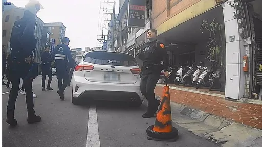 男子挥舞木刀大马路上叫嚣威吓　桃警快打部队围捕送办