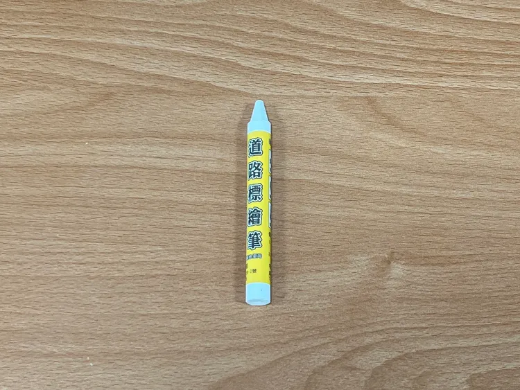 警方使用的道路描繪筆。翻攝畫面