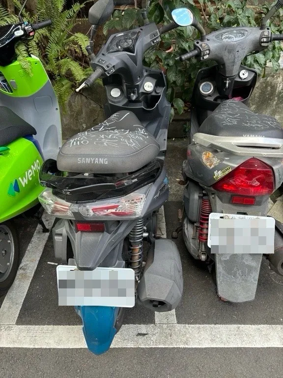 警方用道路描绘笔写下资讯，遭车主抱怨太难擦。翻摄画面