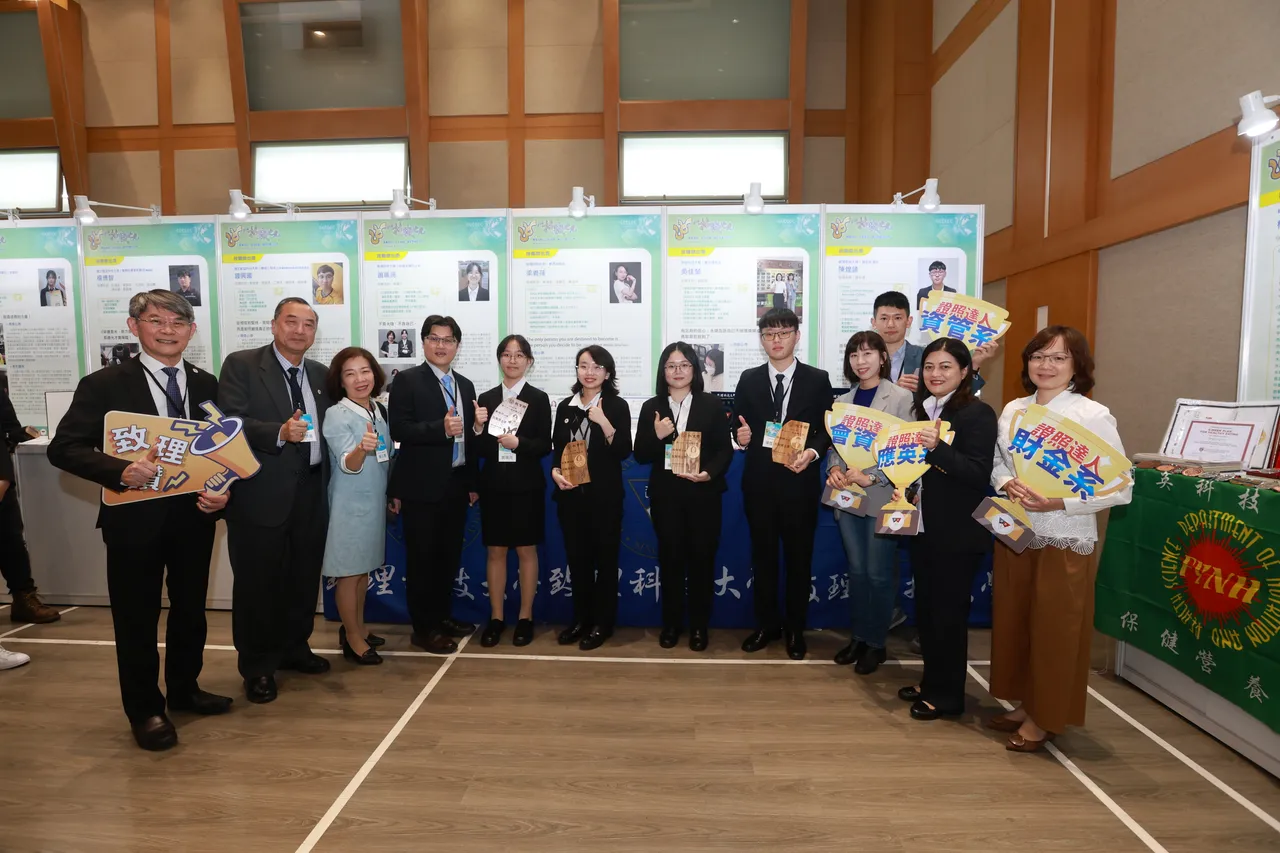 致理科大荣获4项技职之光证照达人。图为教育部朱俊彰次长（左四）与获奖学生及该校师长合影。校方提供