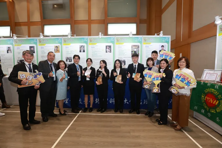 致理科大榮獲4項技職之光證照達人。圖為教育部朱俊彰次長（左四）與獲獎學生及該校師長合影。校方提供