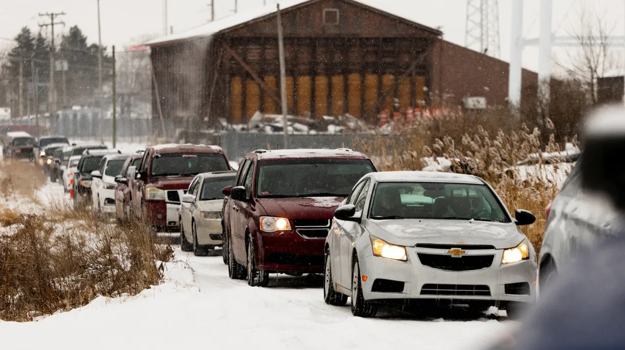 在冰雪中排队等候领取救济品的长龙。路透社