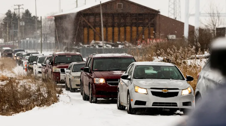 在冰雪中排隊等候領取救濟品的長龍。路透社