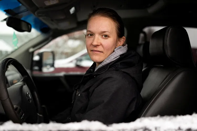 排隊領取救濟品的3寶媽盧特維格表示，生活成本高漲都是前總統拜登的錯。路透社