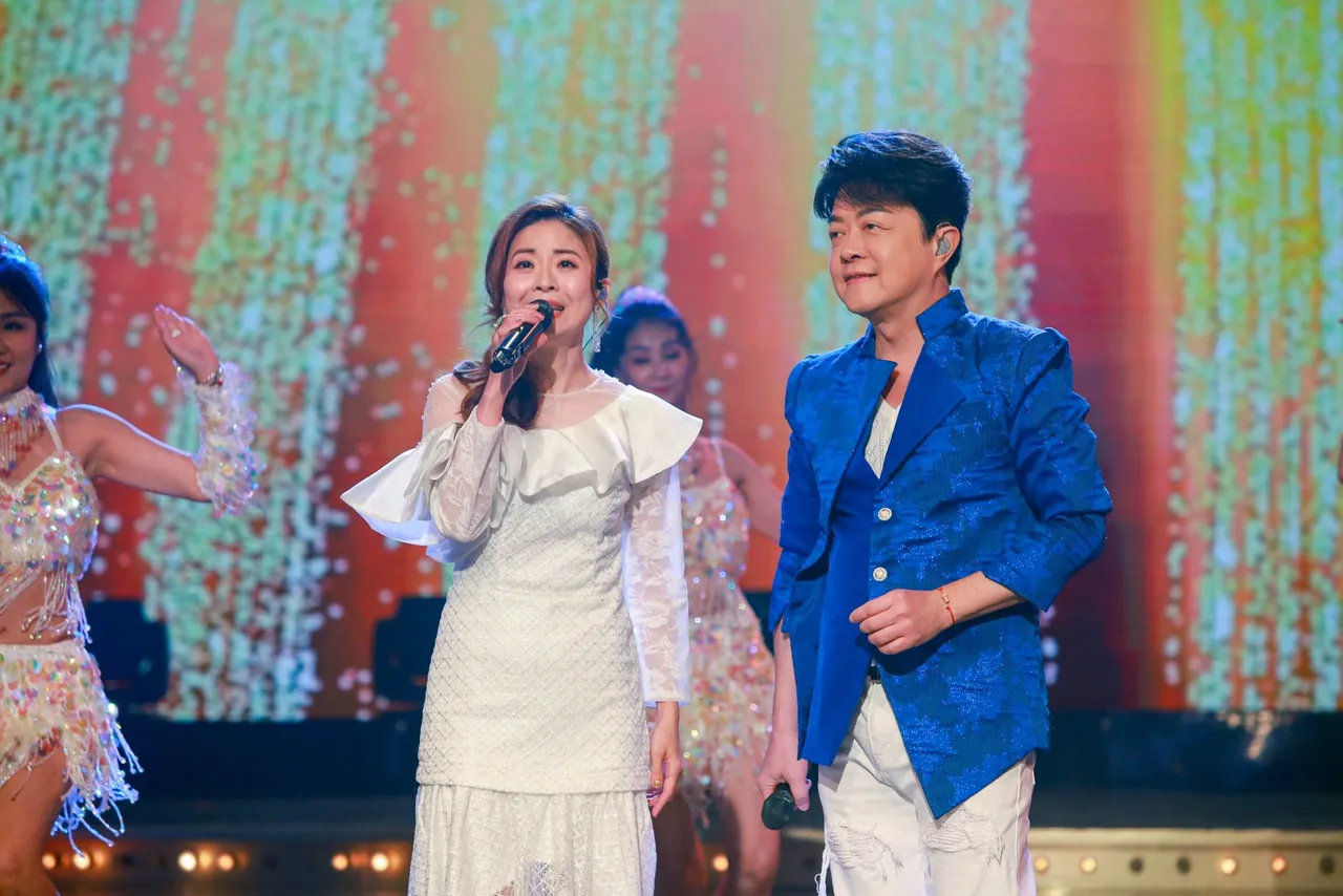 林姗（左）、翁立友合唱。民视提供