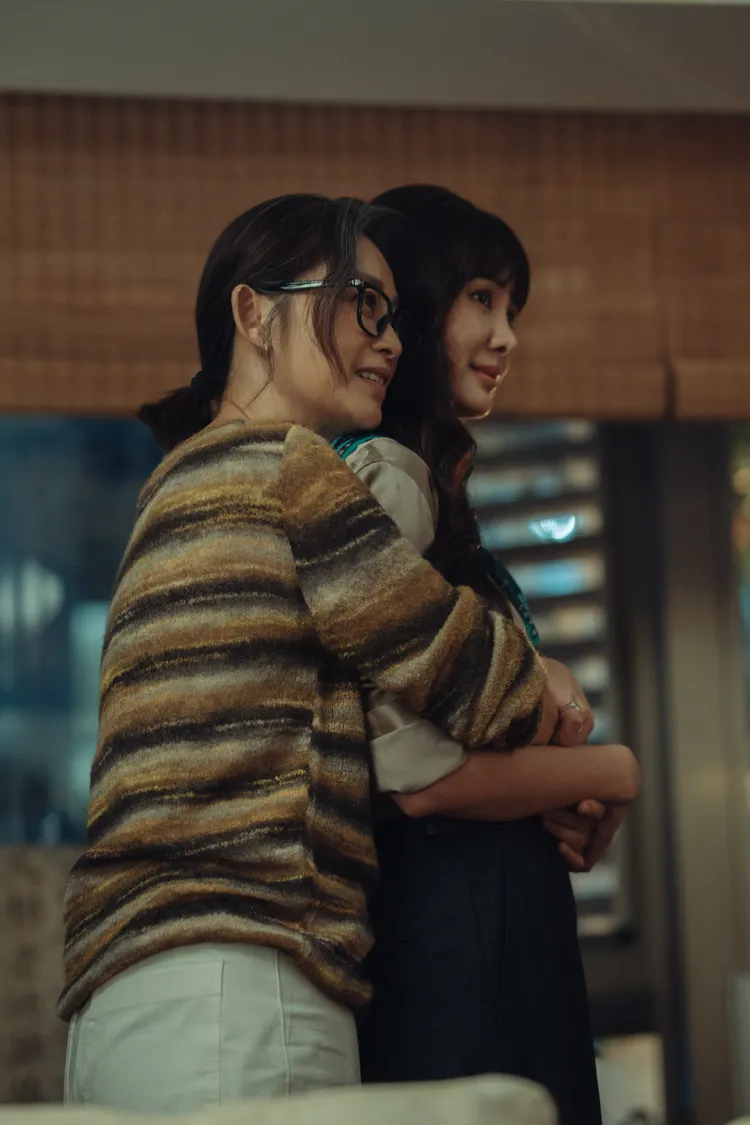 安心亞（右）不捨媽媽劉瑞琪（左）罹癌仍堅持動性別重置手術，讓她情緒難以抽離。六魚文創提供