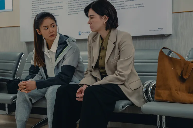 空手道國手文姿云（左）正式在影集《整形過後》迎來戲劇出道，與張榕容（右）首次對戲。六魚文創提供