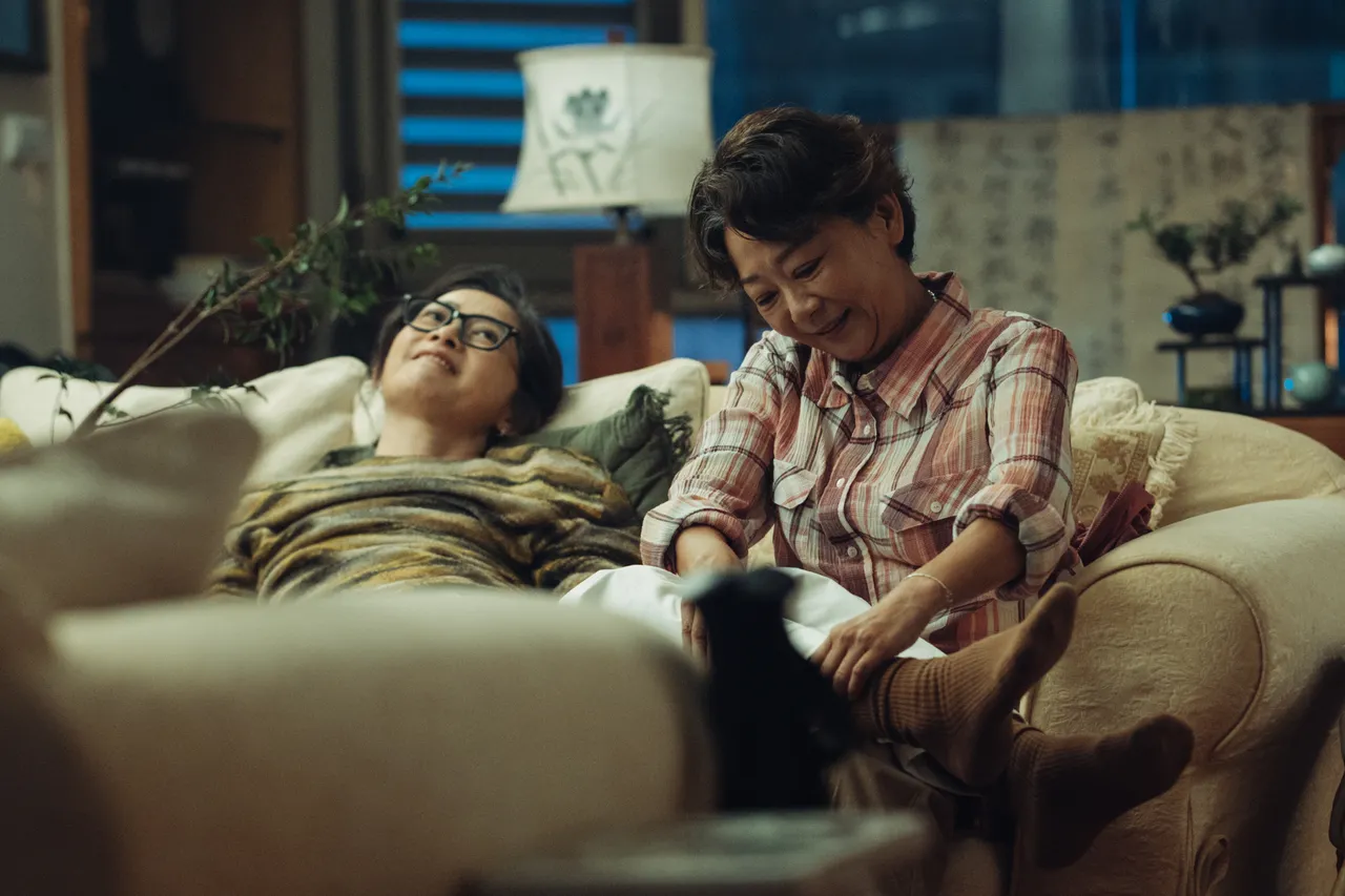 刘瑞琪（左）与曹兰（右）共谱今年最美百合恋，晚年重新相爱。六鱼文创提供