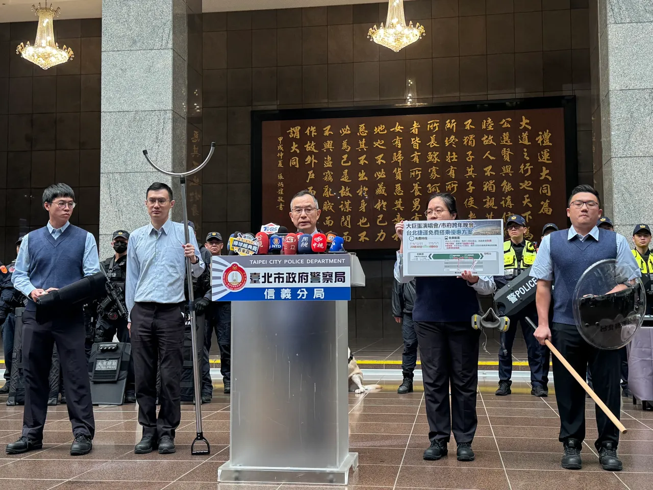 台北捷运公司副总经理杨秦恒说明跨年维安计划。张彩茜摄