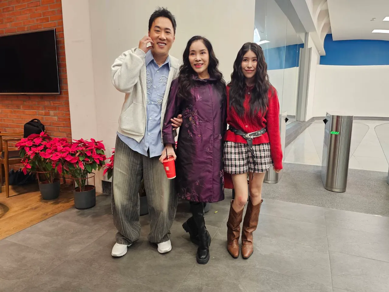 李亚萍谈起自己的失智、失忆状况，仍然不愿意就医，让儿子余祥铨（左）和媳妇柔柔憺心不已。张瑞振摄