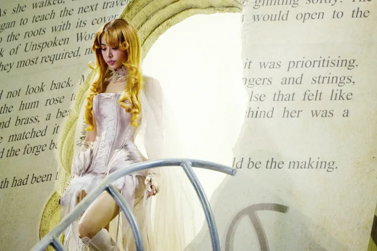 蔡依林化身「金紗女伶」演唱招牌情歌。