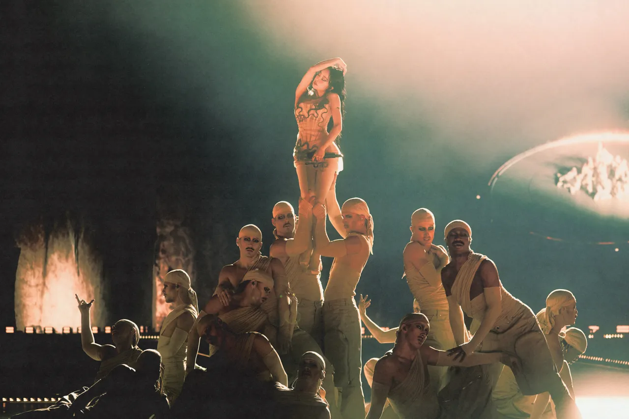 演唱会上与蔡依林搭配得天衣无缝的36位来自世界各地的菁英舞者及特技舞群，每个人所换上的造型惊艳程度并不亚于蔡依林。凌时差提供