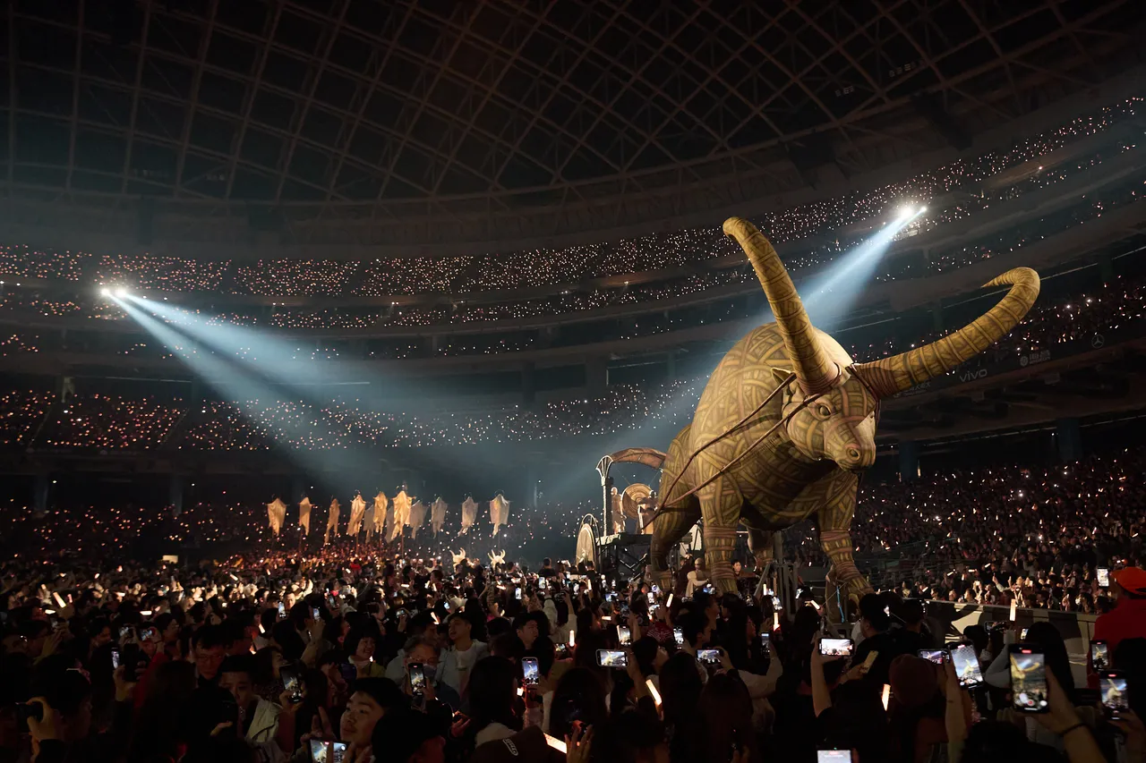 「庆典公牛」一出场，震撼的气势令人屏息。凌时差提供