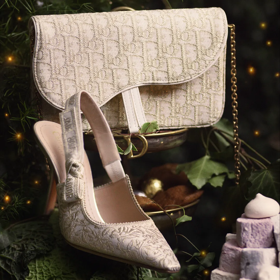 Dior聖誕選品，J’Adior白色棉質金色Millefiori刺繡高跟鞋4萬4000元。品牌提供