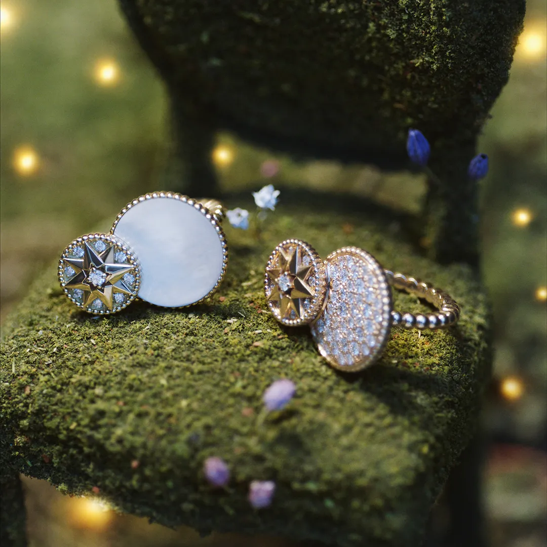 Dior Rose des Vents 18K金珍珠母貝鑲鑽戒指（左）25萬元、Dior Rose des Vents玫瑰金鑲鑽戒指（右）41萬5000元。品牌提供