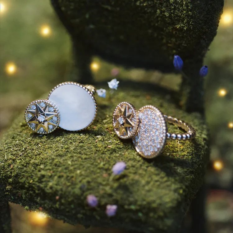 Dior Rose des Vents 18K金珍珠母貝鑲鑽戒指（左）25萬元、Dior Rose des Vents玫瑰金鑲鑽戒指（右）41萬5000元。品牌提供