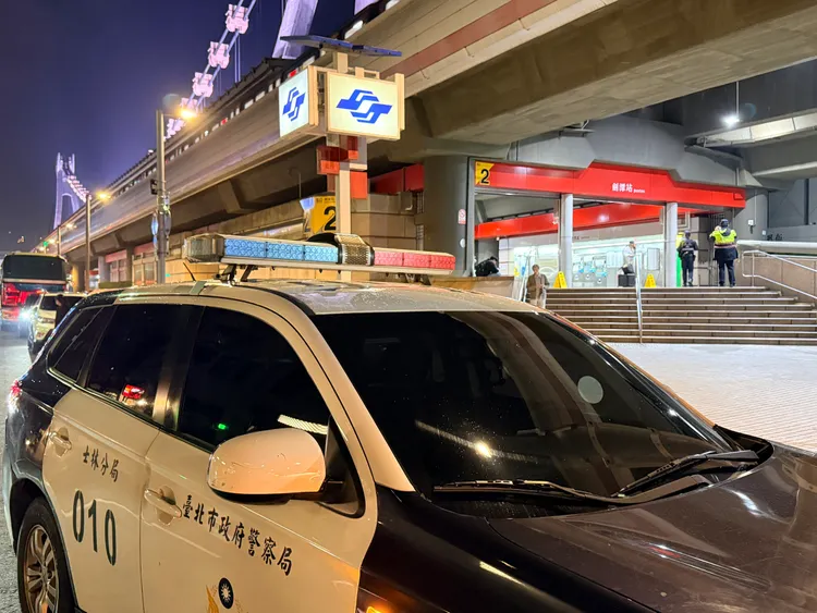 警方派出大量警力進駐各捷運站加強巡邏。攝影中心