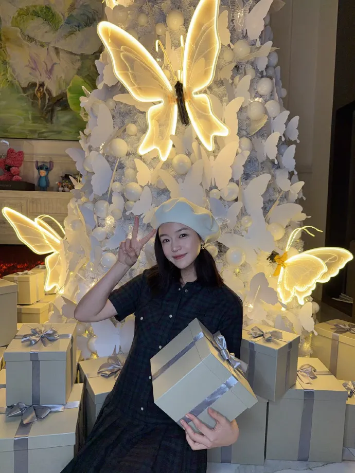 陈妍希今年播剧《狙击蝴蝶》，圣诞树也以蝴蝶为造型。翻摄陈妍希微博