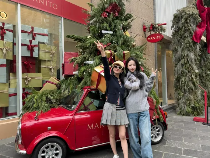 陈妍希与潘玮柏老婆合影。翻摄陈妍希微博