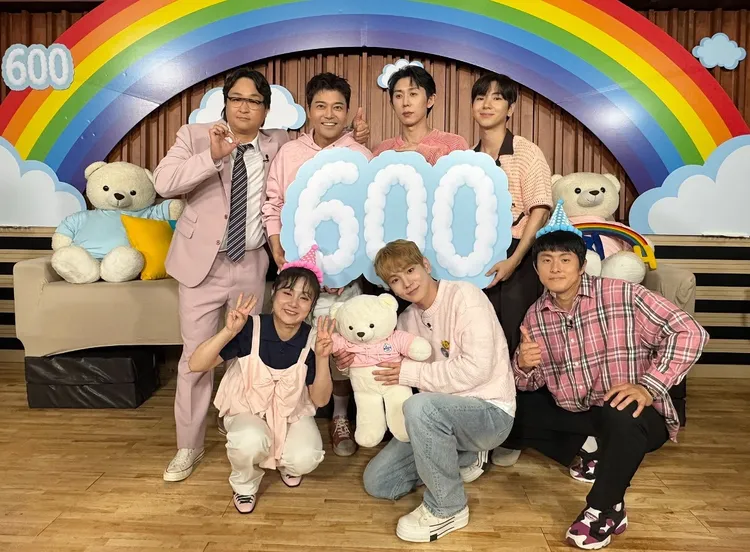 全炫茂（後排坐二）、朴娜勑（前排左起）、KEY都是《我獨自生活》的彩虹會員。翻攝節目官方IG