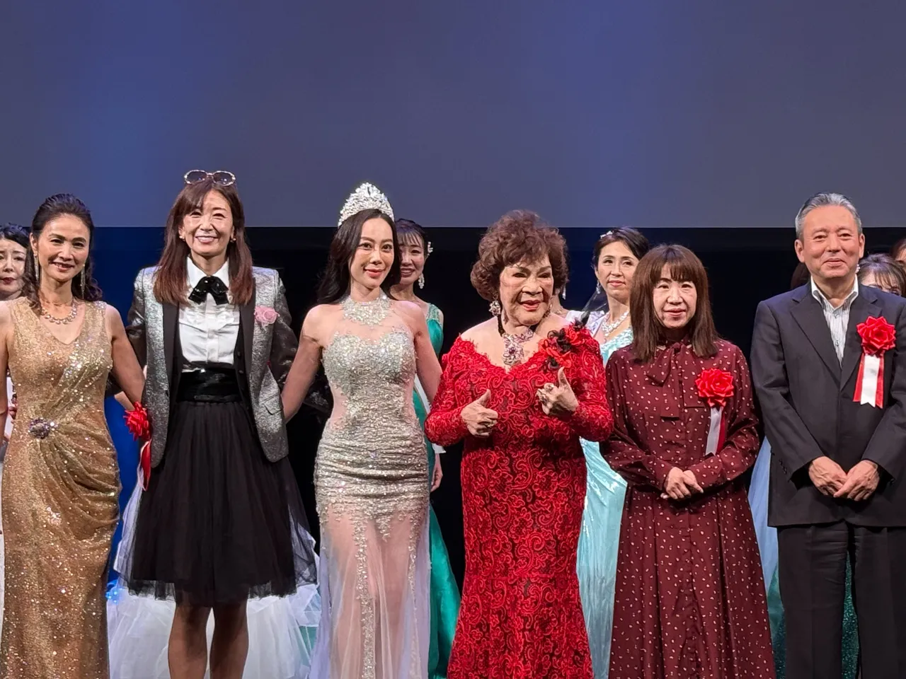 周遊（右三起）上台和選美冠軍與參賽佳麗合影。李朝永提供