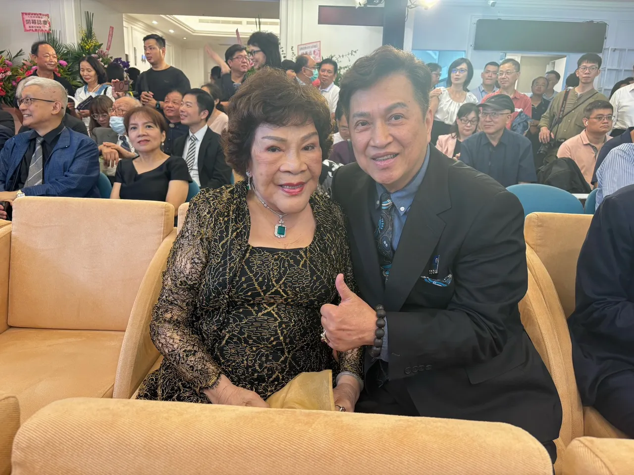 周遊（左）和李朝永日前為好友醫美診所開幕站台。資料照