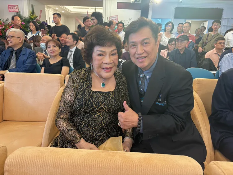 周遊（左）和李朝永日前為好友醫美診所開幕站台。資料照