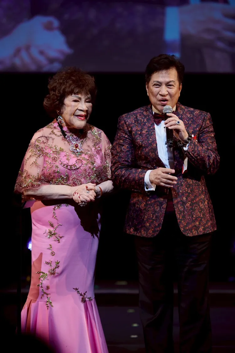 周遊（左）和李朝永參加「2025日本全球夫人大賽」受到歡迎。李朝永提供