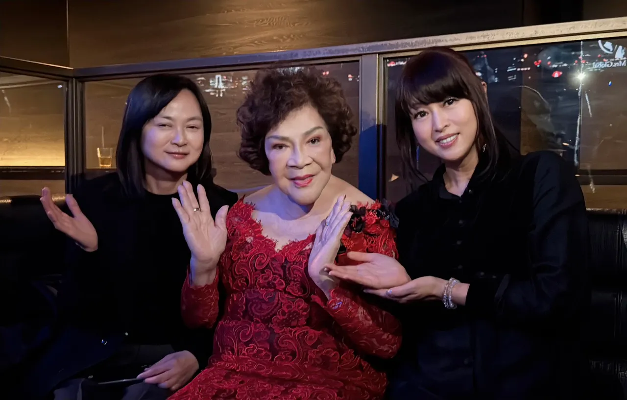 全球夫人比賽慶功宴上，周遊（中）與駐日經濟文化代表處黃慧娟副主任（左）以及音樂人宇德美加子合影。李朝永提供