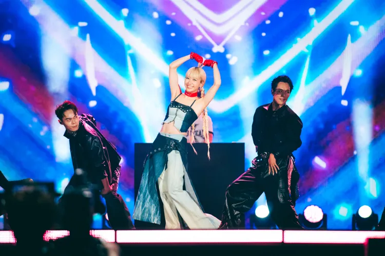 Lulu穿著開衩小可愛，露出小蠻腰，搭配DJ、豪華舞群陣容，炒熱現場氣氛。年代提供