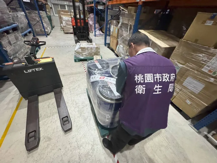 桃园市卫生局稽查。翻摄画面