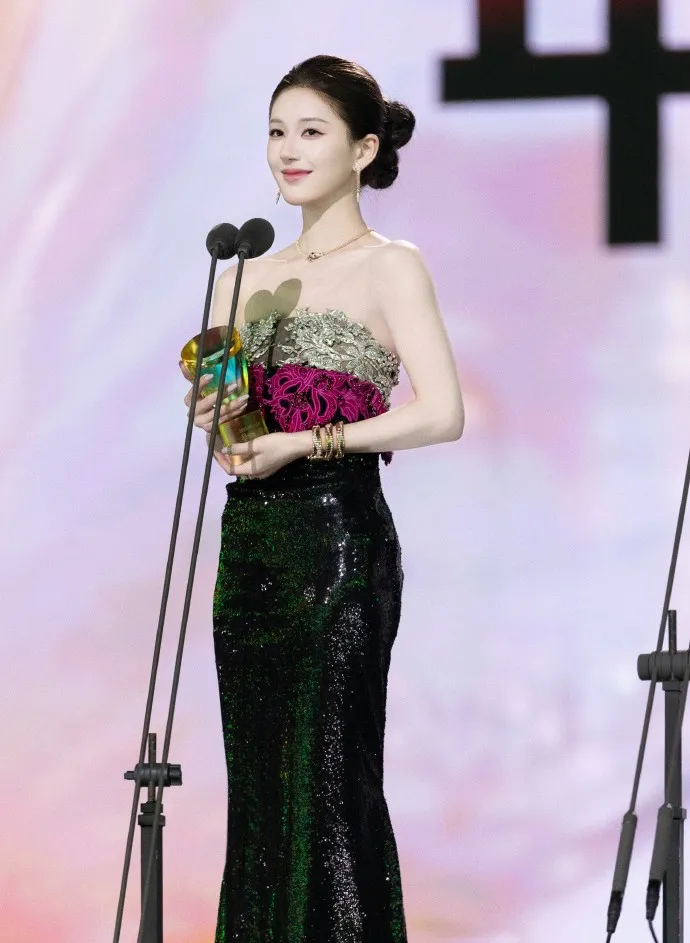 赵露思领奖时穿Francesco Scognamiglio 2016秋冬高订蕾丝亮片裙。翻摄赵露思工作室微博