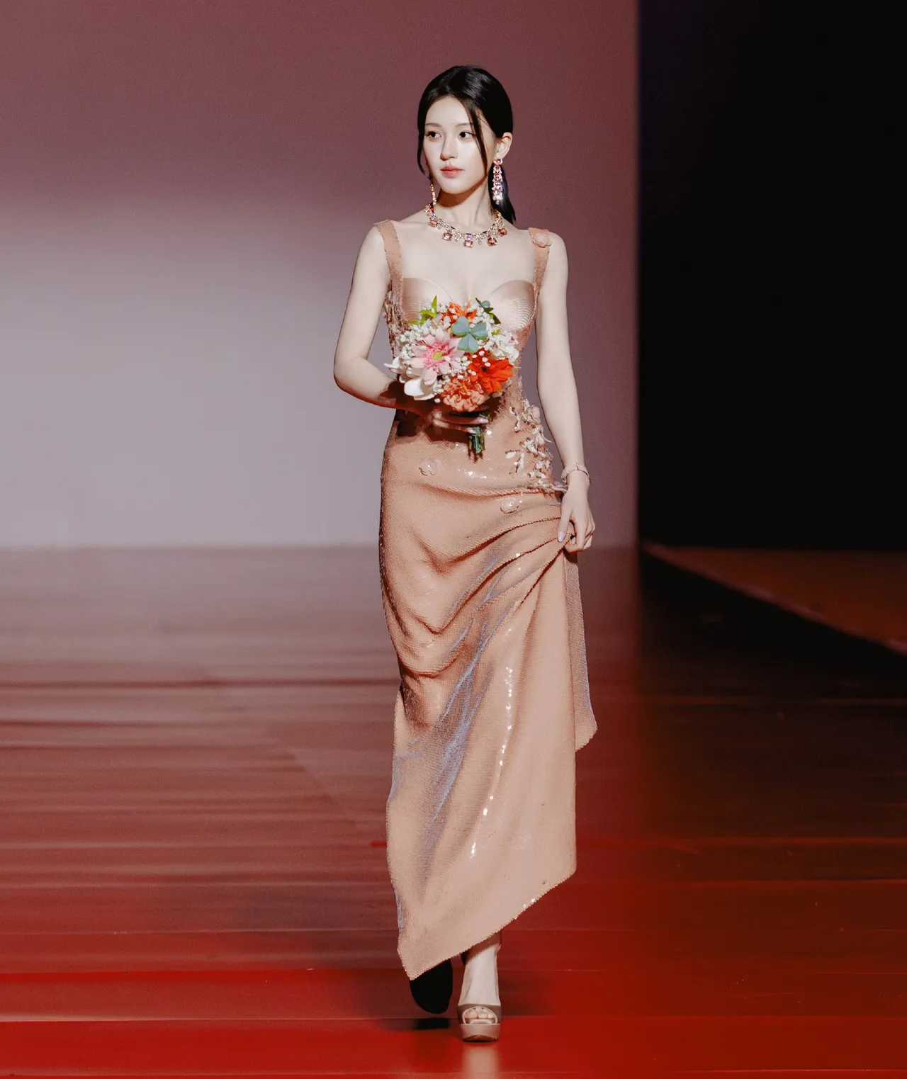 赵露思走红毯时穿AADNEVIK 2026 春夏系列礼服，配BVLGARI高级珠宝。翻摄赵露思工作室微博
