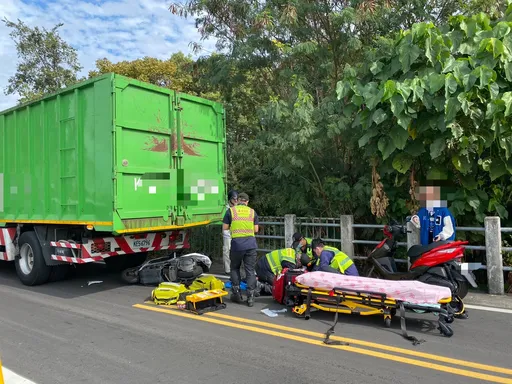 台中20岁女骑士跨年夜前出车祸　撞大货车命危抢救中