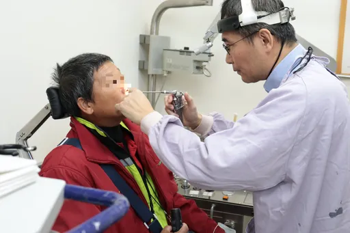 56岁男「烟槟酒」逾30年　二度罹癌全喉切除！靠人工发声器说话