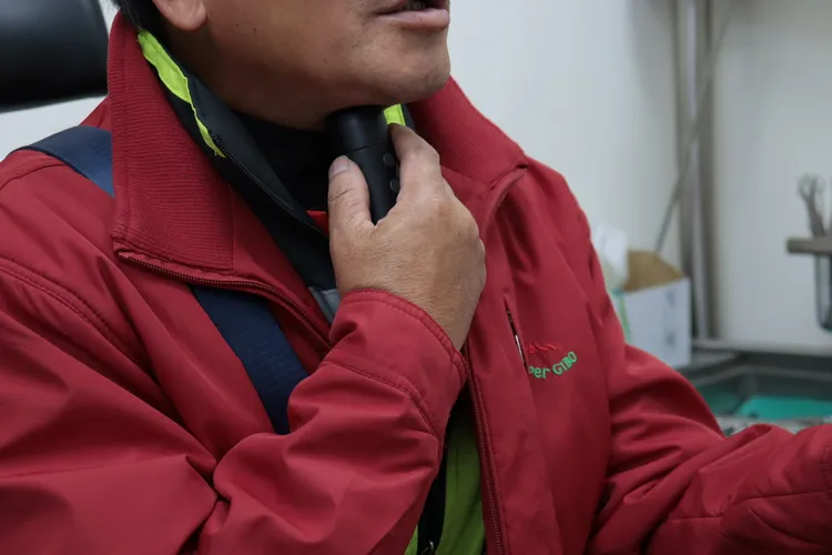 曾先生接受全喉切除手術，只能靠人工發聲器說話。彰化醫院提供