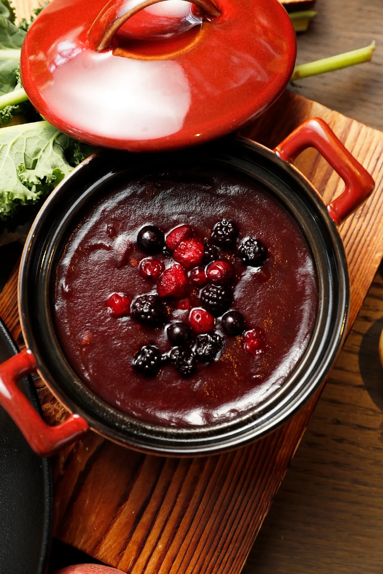 台北万豪酒店限量经典火鸡礼篮，手工蔓越莓酱汁，以蔓越莓干、蔓越莓酱以砂糖及柳橙汁熬煮而成，酸甜芬香也解腻。台北万豪酒店提供