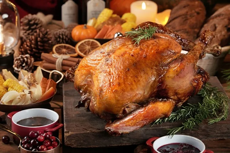 君品酒店迎接感恩圣诞佳节，推出「经典火鸡礼篮」，适合4至6人享用，每组售价4880元。君品酒店提供