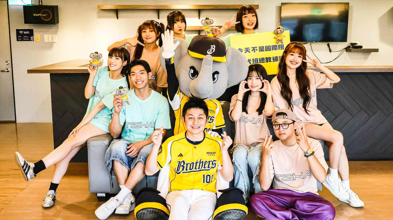 中信应援团长小白与吉祥物小翔现身台中洲际棒球场为菜鸟仔们加油。公视台语台提供