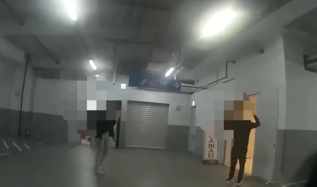 2人犯案後留在現場並報案。翻攝畫面