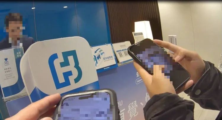 警員檢視林姓婦人LINE群組對話紀錄截圖確認為詐騙。翻攝畫面