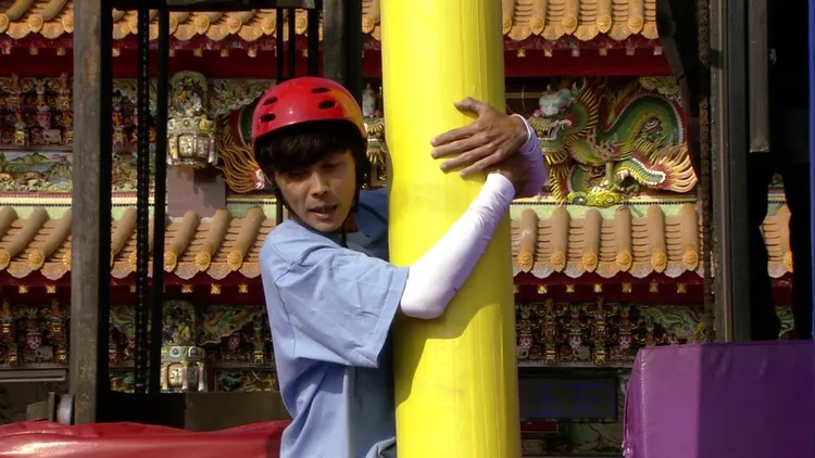 阿翔從柱子上掉落。民視提供