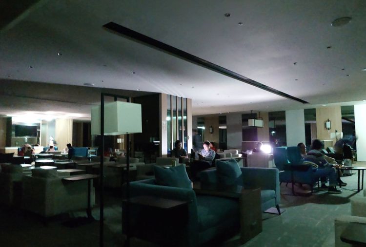 松山機場大停電ing!免稅店漆黑一片...航警安檢不受影響