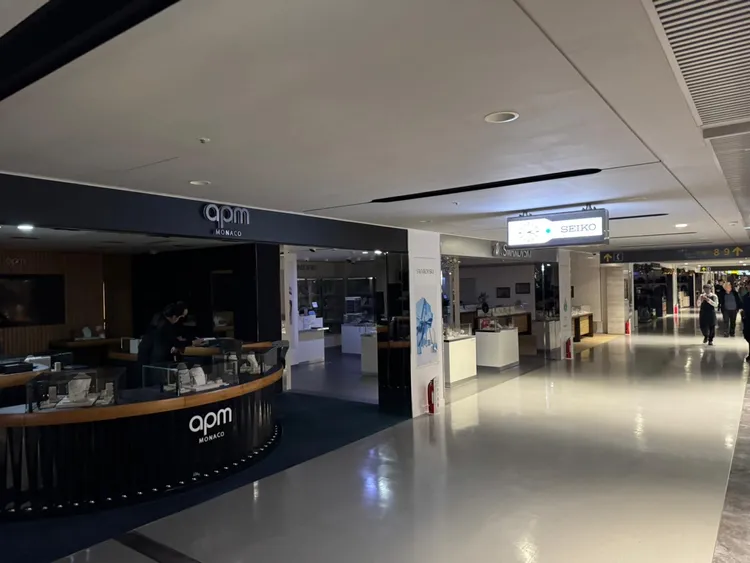 機場內許多商家漆黑一片。翻攝畫面